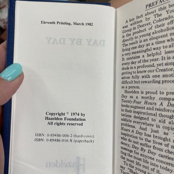 DAY BY DAY By Hazelden - Hardcover 1982 AA Recovery one day at a time - Picture 6 of 6